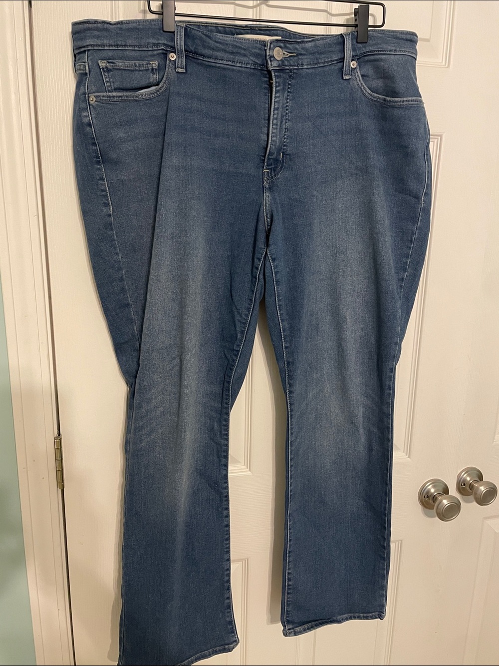 Levi’s 414 Relaxed Straight Classic Midwash Blue Women’s Jeans.  22W